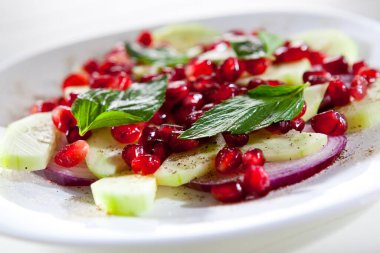 Salatalık soğan ve nar sağlıklı beslenme için taze salata.
