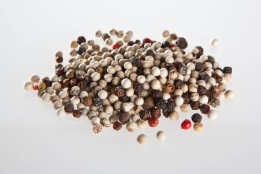 Beyaz arka planda beyaz ve siyah biberler