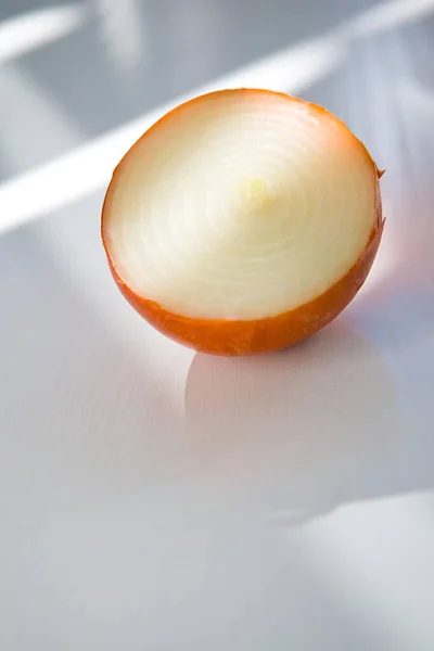 Cebolla Fresca Cortada Por Mitad Sobre Fondo Blanco Imagen De Stock