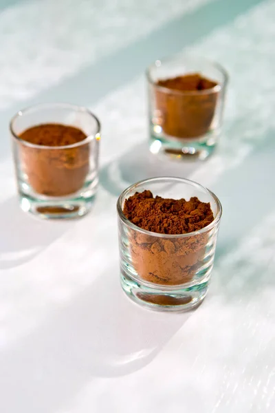 Tres Vasos Pequeños Llenos Chocolate Polvo Para Cocinar Fotos De Stock