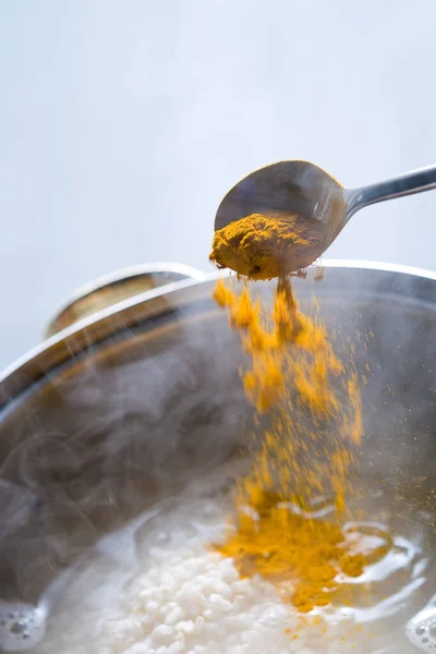 Alguien Que Agrega Turbio Arroz Cocido Imagen De Stock