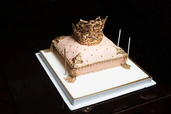 Feliz aniversário! bolo de aniversário com velas . — Fotografia de Stock