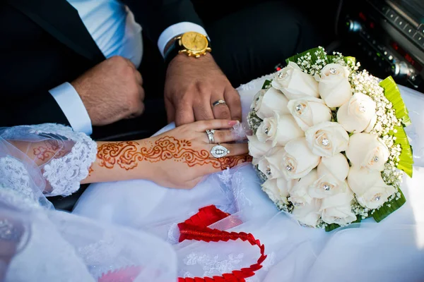 Την ημέρα του γάμου. Γαμπρός και νύφη με λουλούδι. Ευτυχισμένο ζευγάρι — Φωτογραφία Αρχείου