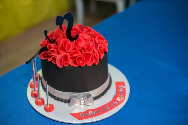 Feliz aniversário! bolo de aniversário com velas . — Fotografia de Stock