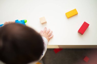 Renkli çocukların gelişimiyle küçük bir bebek oyunu. Bebek eli. 