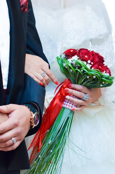 Την ημέρα του γάμου. Γαμπρός και νύφη με λουλούδι. Ευτυχισμένο ζευγάρι στο γάμο. — Φωτογραφία Αρχείου