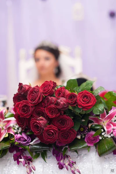 Esküvői virág. Vörös rózsák menyasszonnyal. Boldog esküvőt! — Stock Fotó