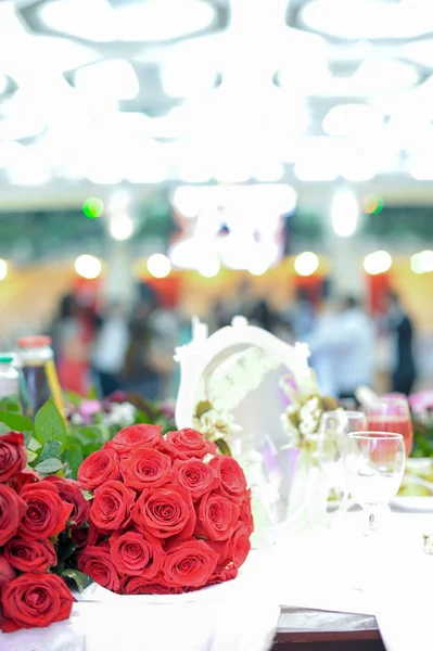 Esküvői virágok és menyasszony tükör. Boldog esküvőt!. — Stock Fotó