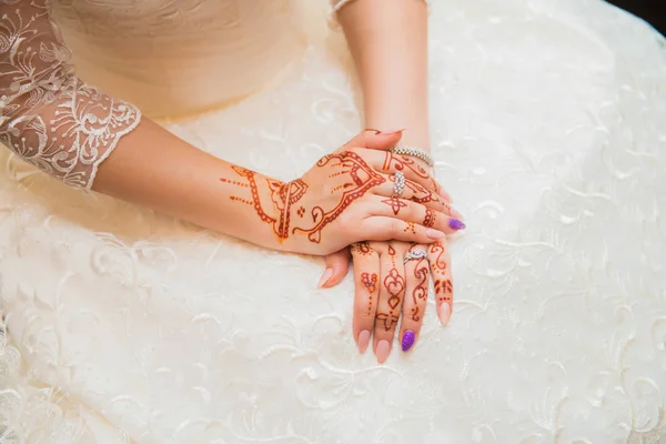 Boldog esküvőt! Menyasszonyi kéz hennával. A menyasszony várja a vőlegényt.. — Stock Fotó