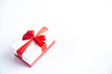 Arka planda kırmızı kurdeleli güzel bir Noel hediyesi kutusu. Mutlu yıllar ve mutlu Noeller.. 