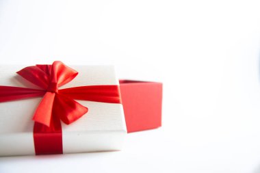 Arka planda kırmızı kurdeleli güzel bir Noel hediyesi kutusu. Mutlu yıllar ve mutlu Noeller.. 