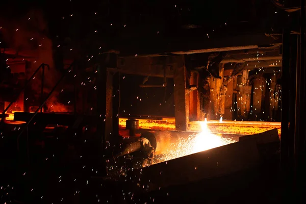 Гарячі червоні сталеві заготовки при різанні факела. Передумови коваля та металургійної промисловості . — стокове фото