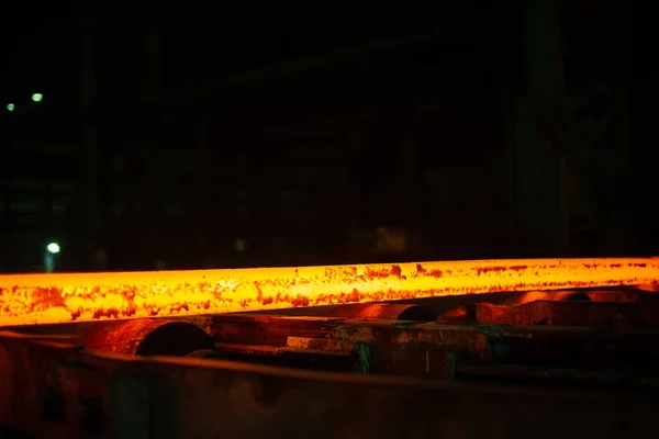 Palanquillas de metal de acero caliente rojo después de fundición de acero fundido. Antecedentes de la herrería y la industria metalúrgica . —  Fotos de Stock