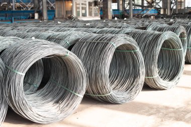 Metalürjik üretim. Endüstriyel kullanım için tel çubukları veya bobinler.