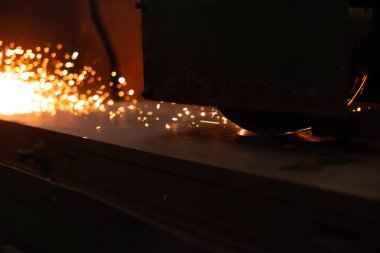 Kıvılcım saçan metal levha. Cnc lazer kesim metal, modern endüstriyel teknoloji. Tamamlanmış parçalar üretiliyor.