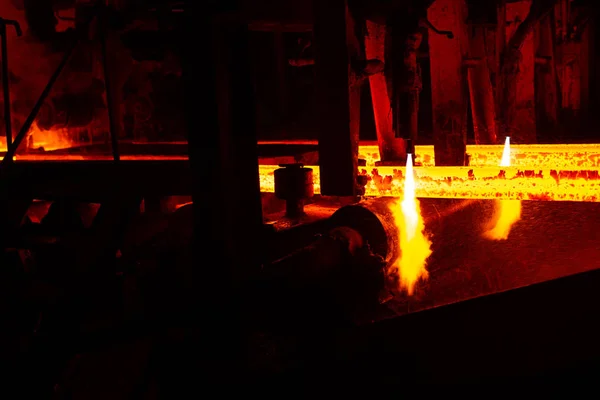 Gorące czerwone stalowe kęsy przy cięciu palnika. Kontekst przemysłu kowalskiego i hutniczego. — Zdjęcie stockowe
