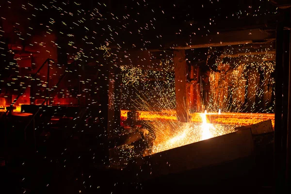 횃불을 자르는 데쓰이는 뜨거운 붉은 강철로 만든 빌 입니다. 대장간 과 금속 산업의 배경. — 스톡 사진