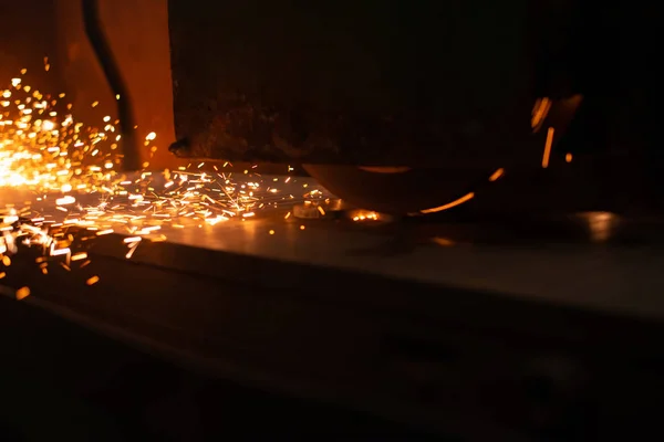 Blacha stalowa z lampką iskrową. Cnc Cięcie laserowe metalu, nowoczesna technologia przemysłowa. Produkcja gotowych części. — Zdjęcie stockowe