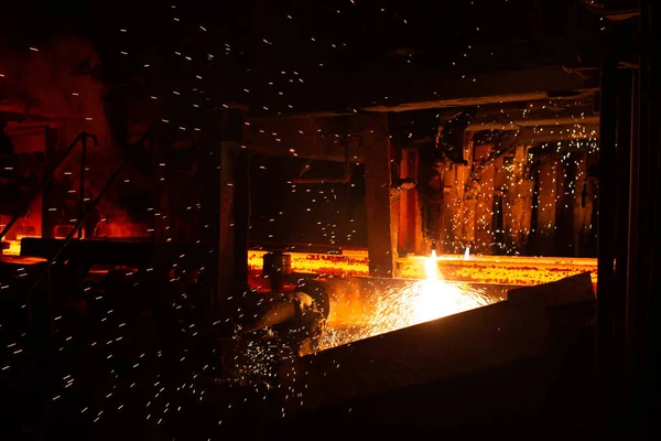Tarugos de aço vermelho quente no corte da tocha. Contexto do ferreiro e da indústria metalúrgica . — Fotografia de Stock