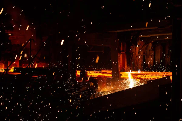 Billette in acciaio rosso caldo al taglio della torcia. Contesto del fabbro e dell'industria metallurgica . — Foto Stock