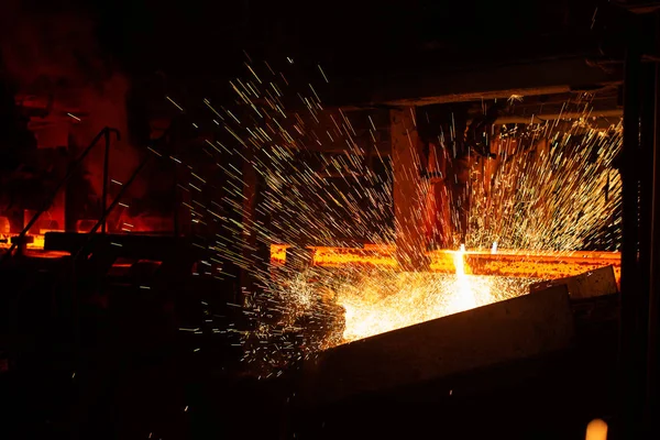 Billette in acciaio rosso caldo al taglio della torcia. Contesto del fabbro e dell'industria metallurgica . — Foto Stock
