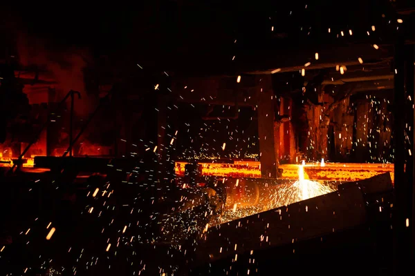 Horké červené ocelové sochory při řezání pochodní. Pozadí kovářského a metalurgického průmyslu. — Stock fotografie