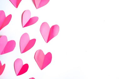 Beyaz arka planda izole edilmiş kırmızı kağıt kalpler. Sevgililer Günü konsepti