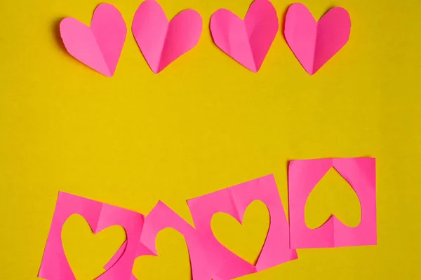 Czerwony papier serca na żółtym tle. Koncepcja Walentynek. — Zdjęcie stockowe