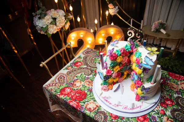 有美丽花朵的生鱼片蛋糕 22人的生日蛋糕 庆祝生日的美味蛋糕 — 图库照片