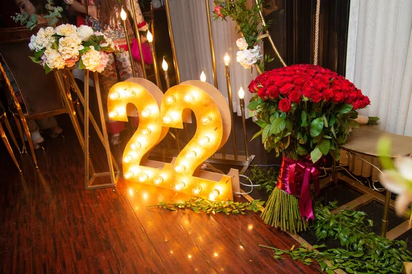 Feliz Celebração Anos Números Esculpidos Madeira Com Luz Vermelho Rosas — Fotografia de Stock