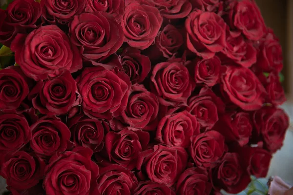 Glücklicher Frauentag Strauß Natürlicher Roter Rosen Als Geschenk Luxus Strauß — Stockfoto