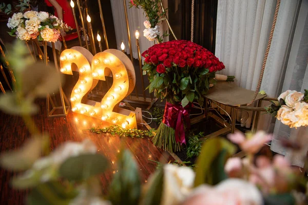 Feliz Celebração Anos Números Esculpidos Madeira Com Luz Vermelho Rosas — Fotografia de Stock