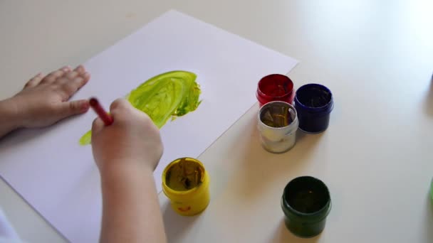 Kleine Jungenhand Zeichnet Auf Papier Netter Junge Sitzt Und Malt — Stockvideo