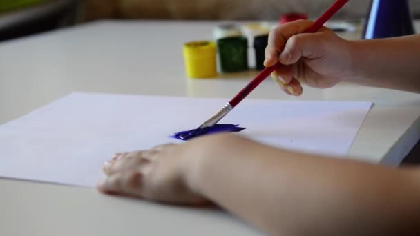 Mano Niño Dibuja Sobre Papel Niño Lindo Está Sentado Pintando — Vídeos de Stock