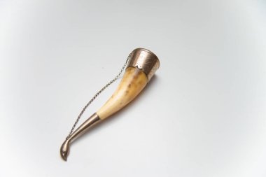 İzole edilmiş Kafkas şarabı boynuz içiyor. Dekoratif metal elementli Kafkas boynuzu