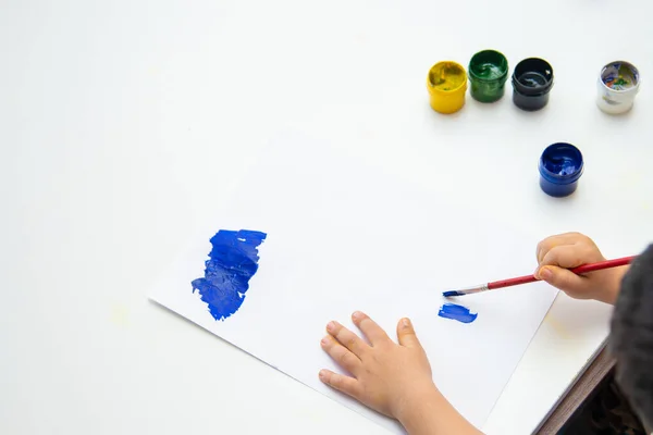 Mãozinha Desenha Papel Criança Bonito Menino Está Sentado Pintando Fica — Fotografia de Stock