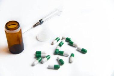 Çin yapımı Coronavirus 2019-NCoV salgını. Beyaz bir arka planda haplar ve şırıngalar.