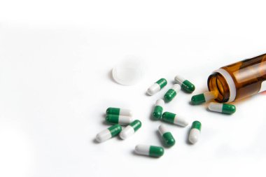 Çin yapımı Coronavirus 2019-NCoV salgını. Beyaz bir arka planda haplar ve şırıngalar.