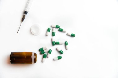 Çin yapımı Coronavirus 2019-NCoV salgını. Beyaz bir arka planda haplar ve şırıngalar.