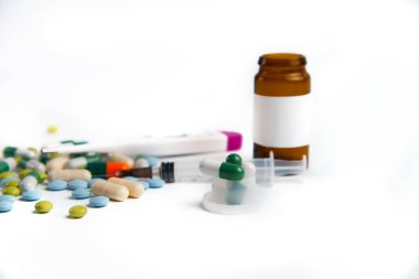 Çin yapımı Coronavirus 2019-NCoV salgını. Beyaz izole edilmiş arka planda haplar, termometre ve şırınga.