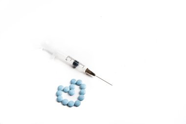 Coronavirus 2019-nCoV salgını. Beyaz bir arka planda haplar ve şırıngalar.