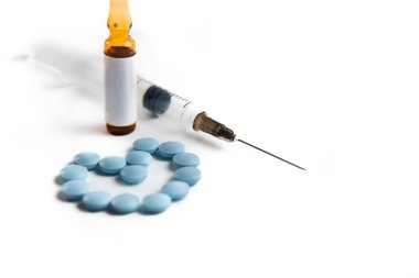 Coronavirus 2019-nCoV salgını. Beyaz bir arka planda haplar ve şırıngalar.