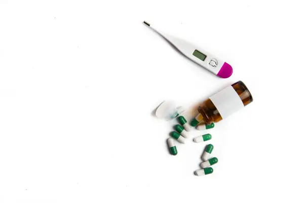 Coronavirus 2019 Ncov Ausbruch Pillen Und Thermometer Auf Weißem Hintergrund — Stockfoto