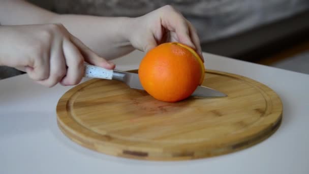 Orange Von Hand Auf Holzbrett Schneiden Hausfrau Schneidet Frische Orangenfrüchte — Stockvideo