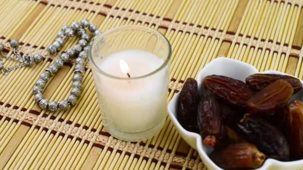 Festiwal Ramadan Kareem. Zbliżenie suszonych dat owoców w misce z różańcem na drewnianym tle. — Wideo stockowe