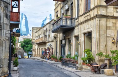 Bakü, Azerbaycan - 24 Haziran 2012: Bakü, Azerbaycan 'daki Icheri Sheher (Eski Şehir) caddesi. Bakü 'nün tarihi merkezi Icheri Sheher' dir.. 