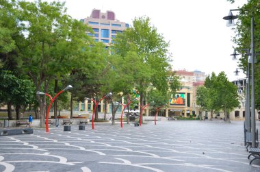 Bakü, Azerbaycan - 24 Haziran 2012: Azerbaycan 'ın başkenti Bakü' deki Nizami Caddesi. Büyük yayalar ve alışveriş caddeleri.