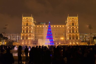 BAKU, AZERBAIJAN - Ocak, 2015: Bakü 'deki Azerbaycan hükümet binası. Yeni yıl arifesi.