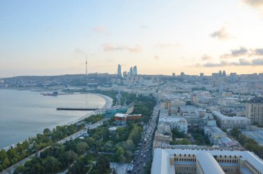 Bakü, Azerbaycan - 25 Temmuz 2013: Bakü 'deki Hazar Denizi' nin panoramik manzarası. Tarihi ve modern mimari ile Skyline.