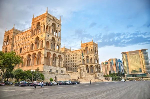 Bakü, Azerbaycan - 8 Ağustos 2012: Özgürlük Meydanı, Azerbaycan Hükümeti, Prospect Neftchiler, Absheron Hotel